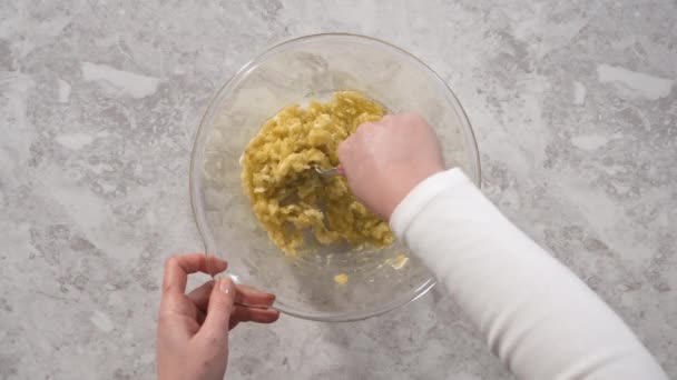 Mescolare Gli Ingredienti Una Ciotola Vetro Preparare Frittelle Banana Cocco — Video Stock