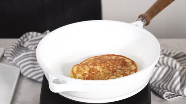 Coconut Banana Pancakes White Pan — стоковое видео