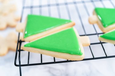 Noel şekerli kurabiyeleri süslemek kraliyet kreması ve şekerlerle.