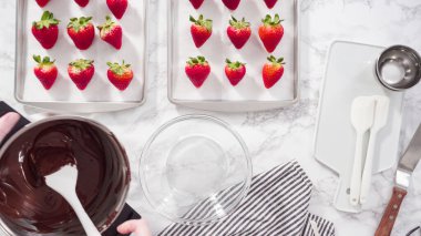 Düz yatıyordu. Adım adım. Çikolatalı çilek hazırlamak için çikolata parçacıkları eritiyorum..