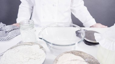 Tarçınlı rulo pişirmek için cam bir kasenin içindekileri ölçüyorum..