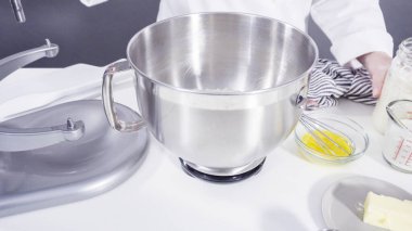 Tarçınlı rulo pişirmek için mutfak malzemelerini karıştırıyorum..