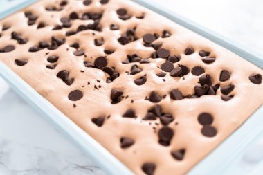 Ev yapımı çikolatalı dondurma, tavada..