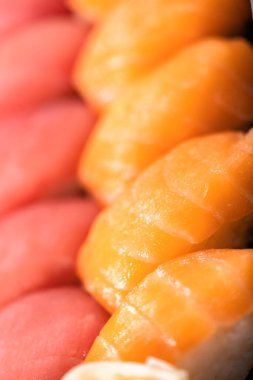 Plastik tepside önceden paketlenmiş suşi.