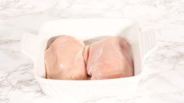 Adım adım. Çiğ tavuk göğsünü sebze yağıyla fırçalıyorum..