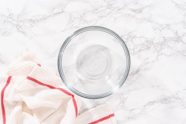 Düz yatıyordu. Pastırma ve peynirli kek hazırlamak için karıştırma kabındaki malzemeleri karıştırıyorum..