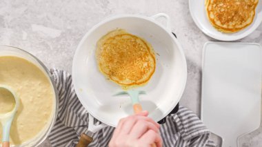 Düz yatıyordu. Adım adım. Kızarmış hindistancevizli muzlu krep yapış yapış olmayan tavada.