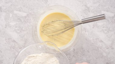 Düz yatıyordu. Adım adım. Hindistancevizli muzlu krep hazırlamak için cam karıştırma kabında malzemeleri karıştırıyorum..