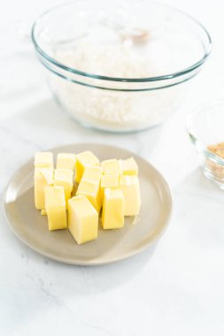 Cam karıştırma kabındaki malzemeler taze böğürtlenli mascarpone turtası yapmak için..