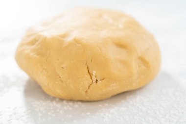 Manzarayı kapat. Taze böğürtlenli mascarpone turtası pişirmek için turta hamuru topu..