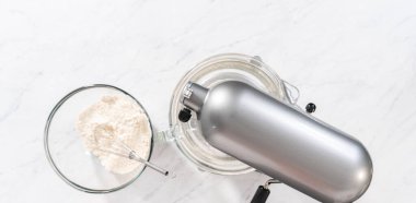 Düz yatıyordu. Vatansever tarçınlı hamur pişirmek için mutfak mikserinde ekmek hamuru hazırlıyorum..