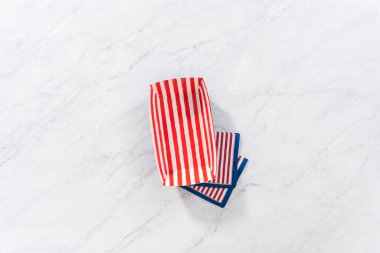 Düz yatıyordu. 4 Temmuz için boş beyaz ve kırmızı kağıt kase.