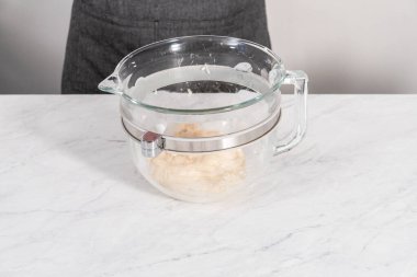 Vatansever tarçınlı hamur pişirmek için mutfak mikserinde ekmek hamuru hazırlıyorum..