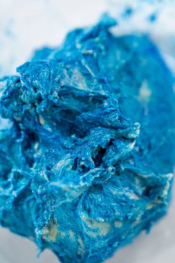 Ekmek hamuru ile mavi gıda renklerinin karışımı vatansever tarçın kıvrımları yapıyor..