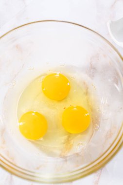 Elmalı keki karamel jöleli pişirmek için bardaktaki ölçülü malzemeler..