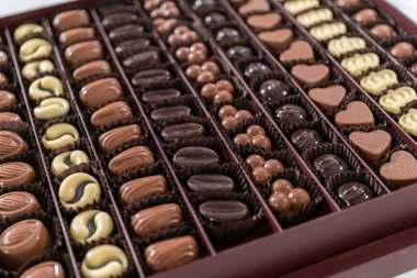 Bir kutu gurme karışık çikolatalar büyük bir kutuda..