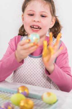 Paskalya yumurtası boyası. Paskalya yumurtalarını altın sarısı boyuyor..