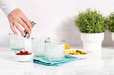 Adım adım. Sunset kokteyli ve taze malzemeler karıştırılıyor..