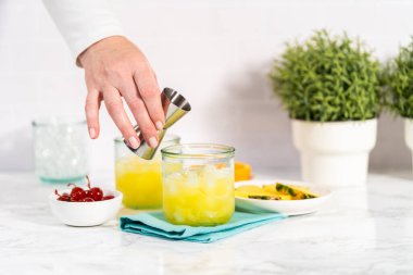 Adım adım. Sunset kokteyli ve taze malzemeler karıştırılıyor..