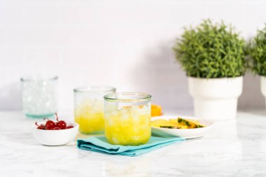 Adım adım. Sunset kokteyli ve taze malzemeler karıştırılıyor..