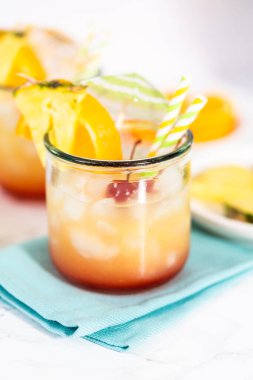 Taze yapılmış Sunset kokteyli. Bir dilim taze portakal ve ananasla süslenmiş..