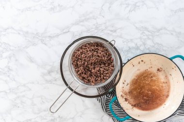 Düz yatıyordu. Kahverengi sığır eti süzgeci ev yapımı hamburgerci yapmak için..