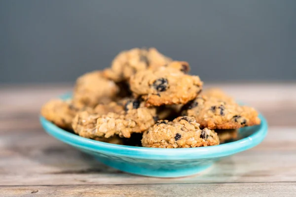 Frisch Gebackene Zähe Haferflocken Rosinenplätzchen Auf Einem Blauen Teller — Stockfoto