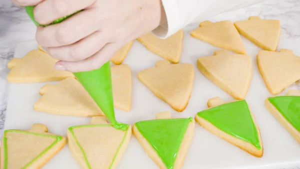 Lépésről Lépésre Jeges Karácsonyfa Alakú Cukor Cookie Zöld Királyi Cukormázzal — Stock Fotó