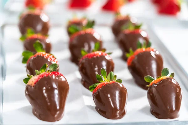 Herstellung Von Erdbeeren Aus Weißer Und Dunkler Schokolade — Stockfoto