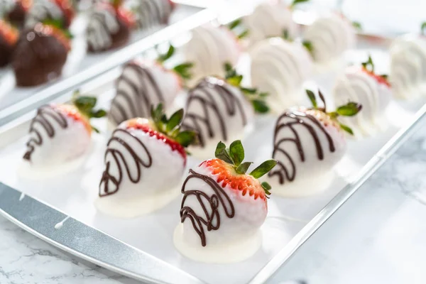 Bio Erdbeeren Schokolade Getaucht Und Auf Pergamentpapier Getrocknet — Stockfoto