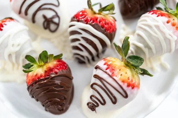 Morangos Mergulhados Chocolate Branco Escuro Uma Banca Bolo Branco — Fotografia de Stock