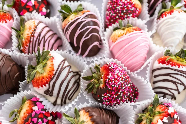 Verscheidenheid Van Chocolade Gedompelde Aardbeien Een Hartvormige Doos — Stockfoto