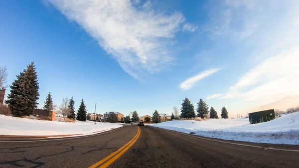 Einem Kalten Wintermorgen Durch Typisch Amerikanische Vorstadtviertel Fahren — Stockfoto