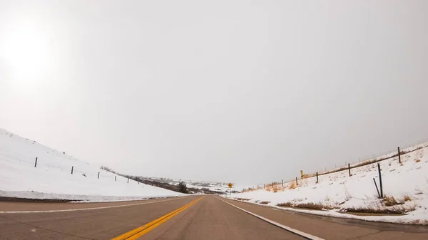 Conducir Por Una Carretera Rural Los Suburbios Estadounidenses Mañana Invierno — Foto de Stock