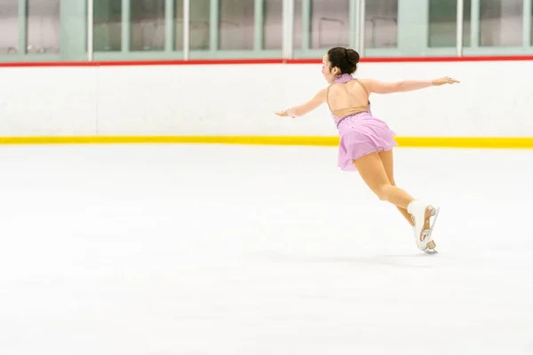 Tiener Meisje Oefenen Kunstschaatsen Een Indoor Schaatsbaan — Stockfoto
