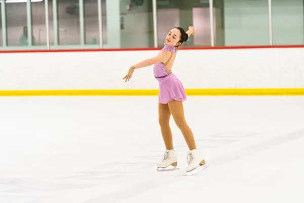 Tiener Meisje Oefenen Kunstschaatsen Een Indoor Schaatsbaan — Stockfoto