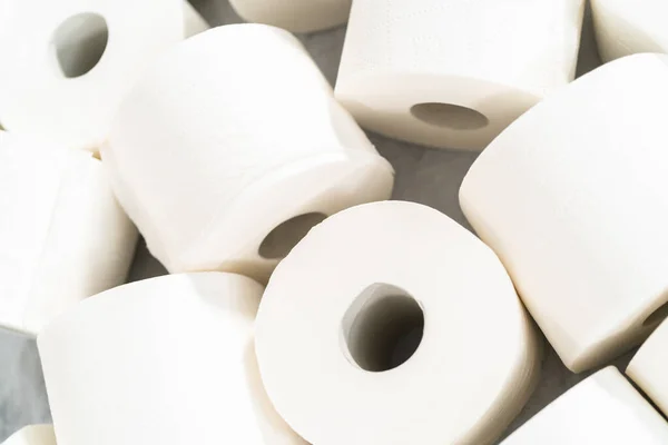 Gri Arka Planda Yeni Beyaz Tuvalet Kağıdı Ruloları — Stok fotoğraf