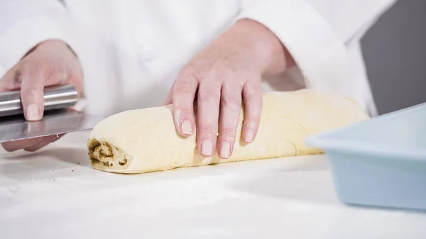 Pasta Rotolante Con Mattarello Francese Cuocere Rotoli Cannella — Foto Stock