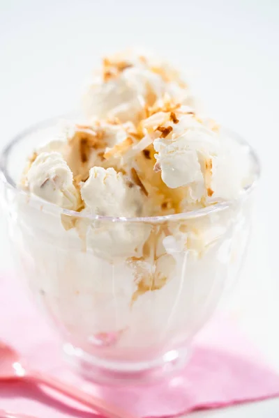 Helado Coco Casero Adornado Con Hojuelas Coco Tostadas Tazón Helado — Foto de Stock