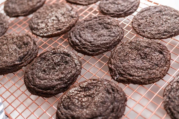 Cooling Biscoitos Chocolate Recém Assados Rack Secagem Cozinha — Fotografia de Stock