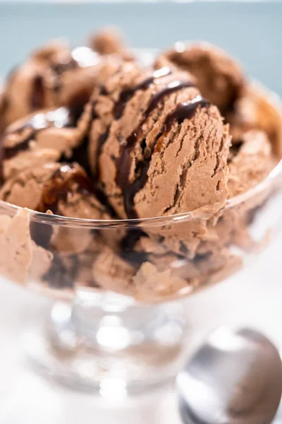 Servera Hemlagad Choklad Chip Glass Dränkt Med Choklad Glasskål — Stockfoto