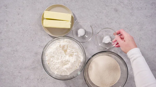 Leżeć Płasko Składniki Szklanej Misce Mieszania Pieczenia Ciasta Cytrynowego Funta — Zdjęcie stockowe