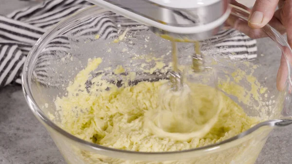 파운드 케이크를 만들기 반죽에 재료를 — 스톡 사진