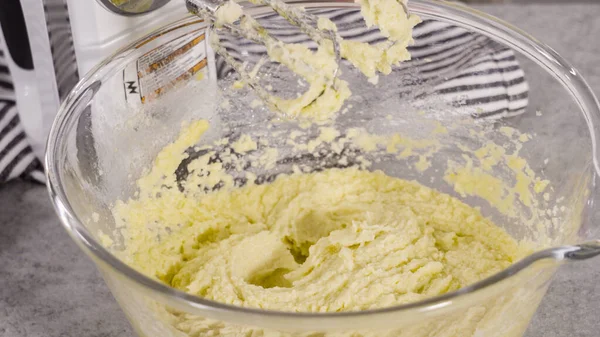 Смешивание Ингредиентов Тесте Лимонного Пирога — стоковое фото