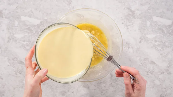 Deitado Passo Passo Misturando Ingredientes Uma Tigela Mistura Vidro Para — Fotografia de Stock