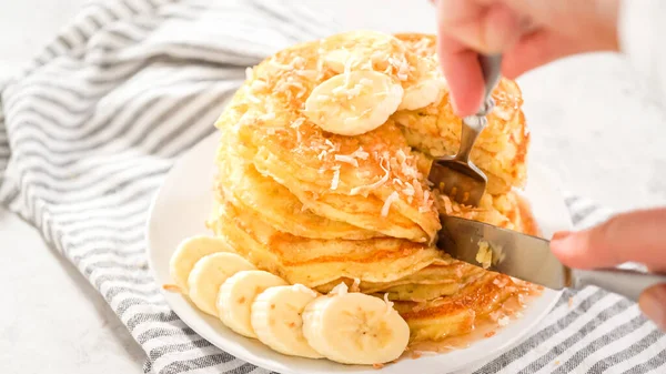 Paso Paso Comer Panqueques Coco Recién Horneados Decorados Con Plátanos —  Fotos de Stock