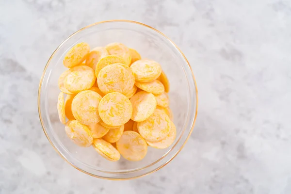 Κίτρινο Chips Σοκολάτας Ένα Μικρό Γυάλινο Μπολ Στον Πάγκο Της — Φωτογραφία Αρχείου