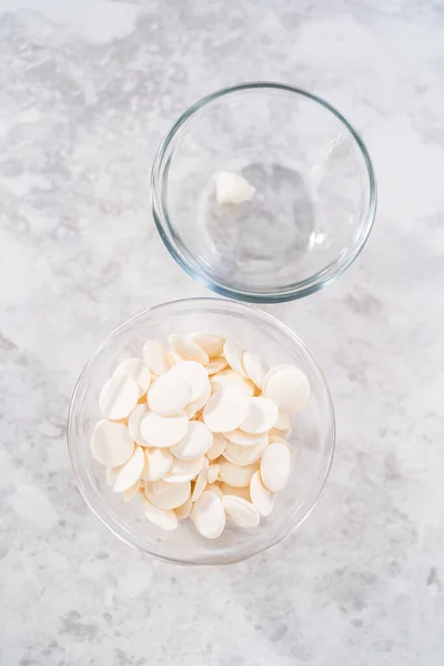Mutfak Tezgahındaki Küçük Cam Kasede Beyaz Çikolata Parçaları — Stok fotoğraf