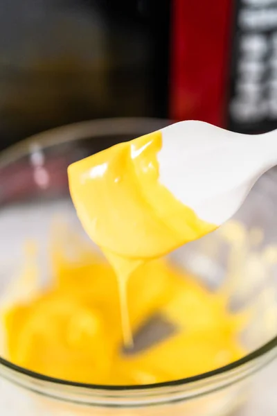 Derretendo Chips Chocolate Amarelo Uma Tigela Mistura Vidro Microondas — Fotografia de Stock