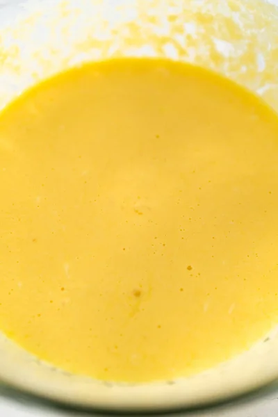 Míchání Mokré Ingredience Velké Skleněné Mísy Pečení Mini Velikonoční Chléb — Stock fotografie